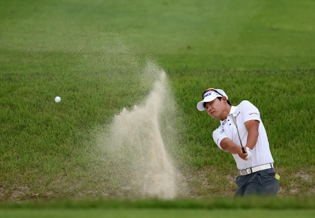 정한밀이 9일 경남 양산시 에이원컨트리클럽에서 열린 제66회 KPGA 선수권대회 2라운드 14번 홀에서 벙커샷을 하고 있다. KPGA 제공