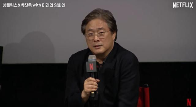 21일 넷플릭스 행사 '넷플릭스박찬욱 with 미래의 영화인'이 온라인 생중계로 진행됐다. 행사에는 넷플릭스 CEO 테드 서랜도스와 박찬욱 감독이 참석했으며 이동진 평론가가 진행을 맡았다. 유튜브 영상 캡처