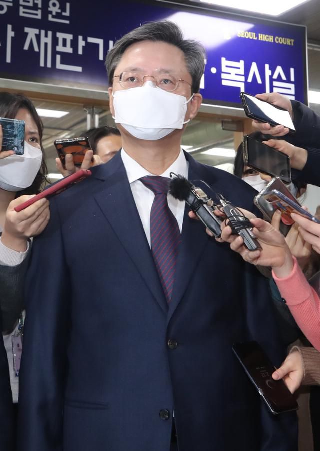 박근혜 정부 당시 국정농단을 묵인하고 국가정보원을 통해 불법사찰을 한 혐의로 재판에 넘겨진 우병우 전 청와대 민정수석이 2021년 2월 4일 서울 서초구 서울고등법원에서 열린 항소심 선고공판에 출석한 뒤 법정을 나서며 취재진 질문에 답하고 있다. 연합뉴스