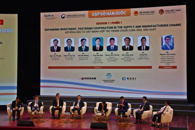 지난달 18일 베트남 북부 박닌성에서 열린 '미트코리아 2023' 행사에서 북부 주요 지방성 관계자들이 한국 기업에 각자 지방의 강점을 소개하며 투자를 요청하고 있다. 박닌=허경주 특파원