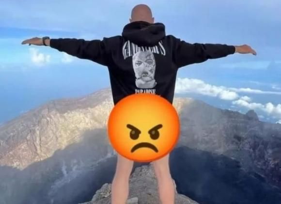 인도네시아 발리 성지로 불리는 아궁산에서 바지를 내린 채 기념사진을 찍다가 6개월 입국 금지 명령을 받은 러시아 남성 유리 칠리킨. 유리 칠리킨 인스타그램 캡처