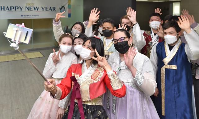 외국인 유학생들이 경북 경산의 영남대 국제교류센터에서 한복을 입고 셀카를 찍고 있다. 뉴시스