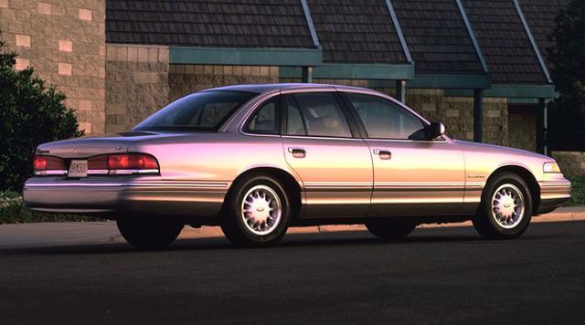 포드 크라운 빅토리아