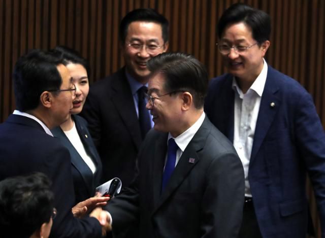 이재명 더불어민주당 대표가 30일 국회 본회의장에서 표결을 마친 뒤 동료 의원들과 악수하고 있다. 뉴시스