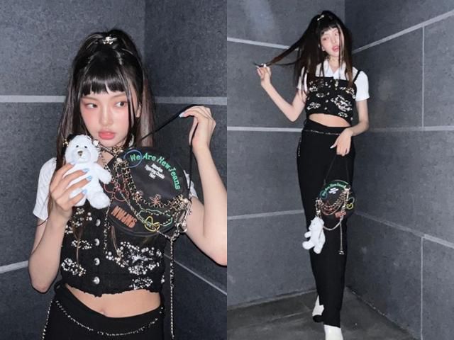 혜인은 동그란 미니 백을 하얀색 곰돌이 키링으로 꾸몄다. 뉴진스 공식 SNS