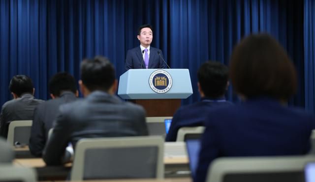 이도운 대통령실 대변인이 4일 오후 용산 대통령실에서 윤석열 대통령의 비상경제민생회의 마무리 발언 등 현안 관련 브리핑을 하고 있다. 윤 대통령은 이날 회의에서 2023년 하반기 경제정책방향을 논의하면서 마무리 발언으로 기업인들의 투자 결정을 막는 결정적 규제, 킬러규제를 팍팍 걷어내라고 지시했다. 뉴스1