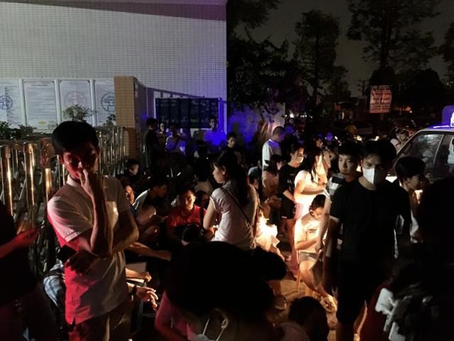 지난달 12일 베트남 하동구 반바오 초등학교 앞에서 아침 일찍 선착순으로 입학 원서를 받으려는 학부모들이 밤을 새고 있다. VN익스프레스 캡처