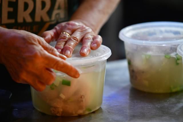 초복을 하루 앞둔 11일 오전 광주 동구 한 삼계탕 전문점에서 자영업자가 삼계탕을 용기에 담아 포장하고 있다. 뉴시스