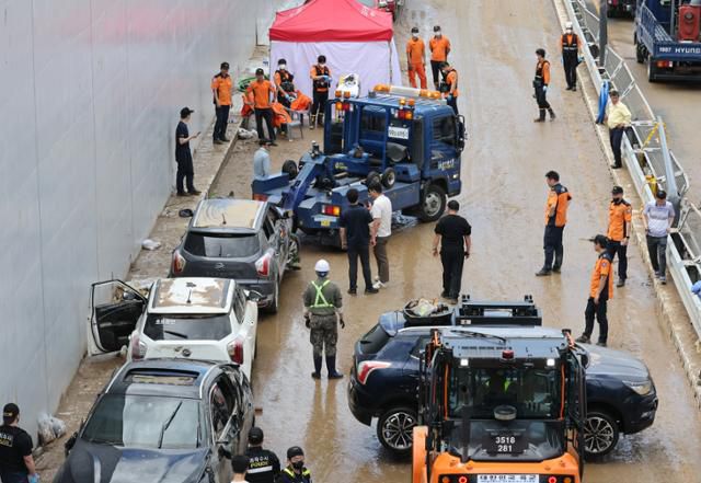 소방당국이 17일 오전 충북 청주시 오송읍 궁평2지하차도에서 침수 차량을 견인하고 있다. 연합뉴스