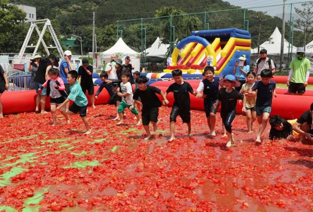 지난달 16일 경기 광주시 퇴촌면 공설운동장에서 4년 만에 정상적으로 개최된 제21회 퇴촌 토마토 축제를 찾은 아이들이 즐거운 시간을 보내고 있다. 뉴스1