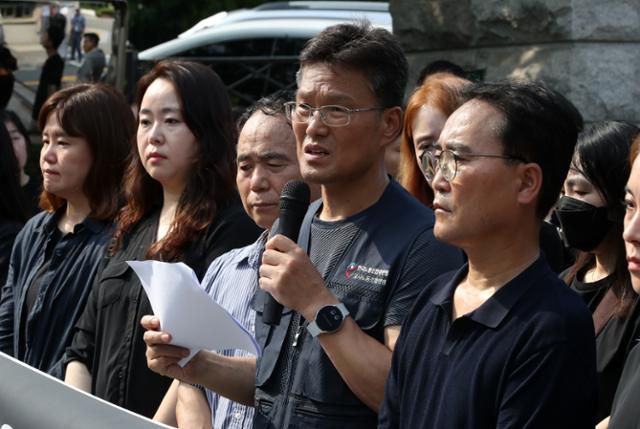 김용서 교사노조연맹 위원장이 20일 서울 종로구 서울시교육청 앞에서 전국초등교사노동조합·서울교사노동조합 주최로 열린 교사 사망 사건 기자회견에서 발언하고 있다. 뉴스1