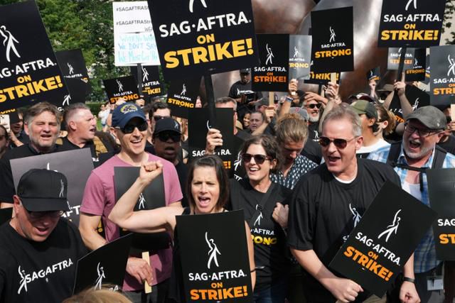 총파업 중인 미국 배우들과 파업을 지지하는 이들이 20일(현지시간) 미국 보스턴에서 피켓을 들고 거리 행진을 하고 있다. 보스턴=AP 연합뉴스