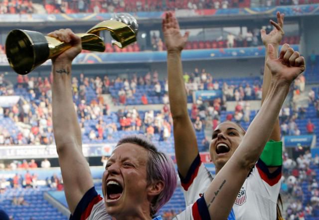 2019 프랑스 여자월드컵 결승전에서 승리한 미국의 메건 라피노(앞)가 트로피를 들고 우승의 기쁨을 만끽하고 있다. 리옹=AP