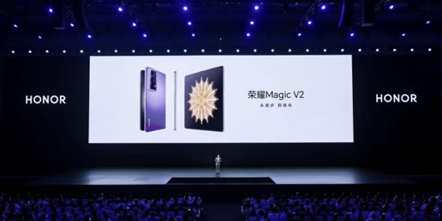 중국 스마트폰 제조사 아너가 지난 12일 폴더블폰 신제품 '매직 V2'를 공개했다. 중국에만 판매 중인 제품으로, 삼성전자 갤럭시Z폴드 제품처럼 양옆으로 접고 펴는 형태다. 아너 제공