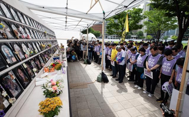 이태원·세월호 참사 유족들과 야권 인사들이 6월 28일 서울광장 이태원 참사 분향소 앞에서 열린 진상규명 특별법 제정 촉구 기자회견을 마친 후 참배하고 있다. 뉴스1