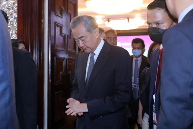 13일 왕이 중국 공산당 중앙정치국 위원이 인도네시아 자카르타 샹그릴라 호텔에서 열린 아세안(ASEAN)+3(한·중·일) 외교장관회의를 마치고 이동하고 있다. 당시 친강 외교부장을 대신해 회의에 참석한 그는 25일 친 부장이 면직 처리되자 다시 외교부장 자리로 돌아오게 됐다. 자카르타=연합뉴스