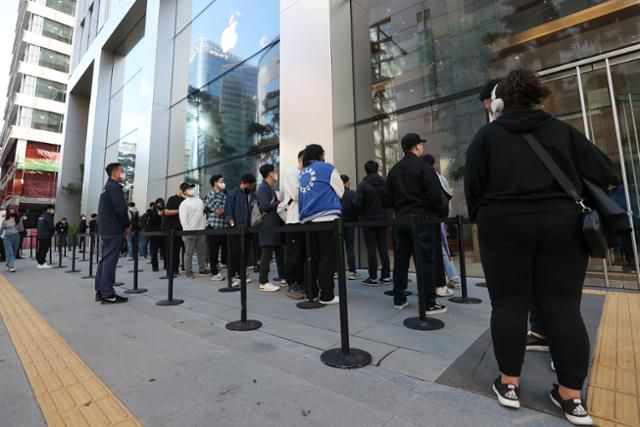 애플의 신제품 아이폰14 시리즈 공식 출시일인 2022년 10월 7일 오전 서울 중구 명동 애플스토어에서 고객들이 입장을 위해 줄을 서고 있다. 연합뉴스
