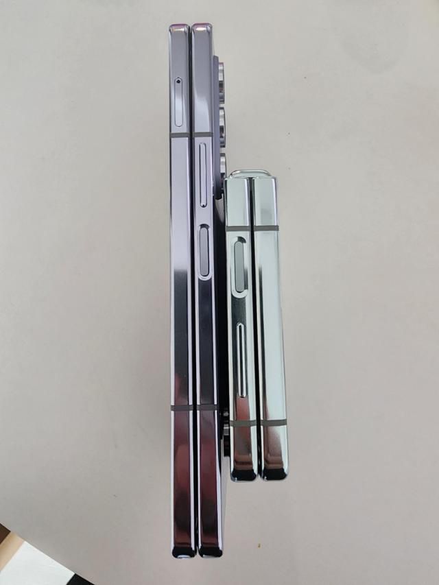 갤럭시Z폴드5, 갤럭시Z플립5 모두 플렉스 힌지를 채택해 접었을 때 빈틈이 없어졌다. 안하늘 기자