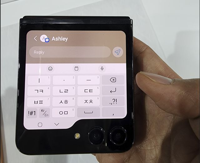 26일 언팩 행사를 통해 처음 공개된 갤럭시Z플립5는 이전 시리즈 제품보다 훨씬 넓어진 바깥 화면으로 문자 메시지나 카카오톡을 전송할 수 있다. 안하늘 기자