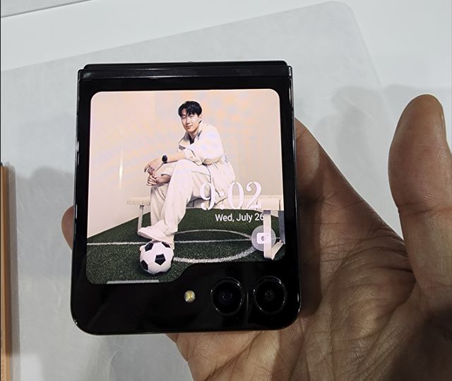 갤럭시Z플립5의 외부 화면을 내 개성에 맞게 구성할 수 있다. 안하늘 기자
