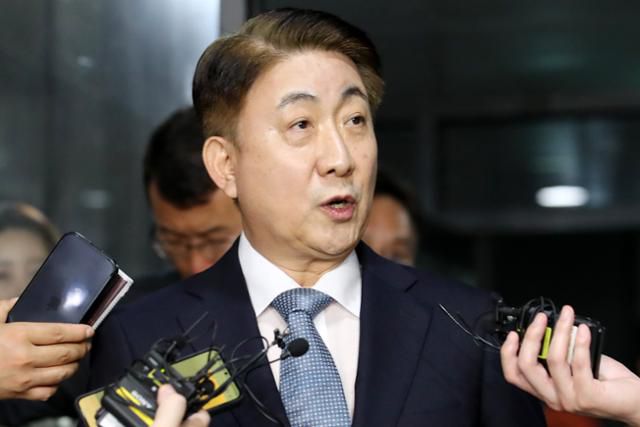 이동관 방송통신위원회 위원장 후보자가 1일 오전 경기도 과천시 정부과천청사 인근에 마련된 사무실로 출근하며 취재진 질문에 답하고 있다. 뉴시스