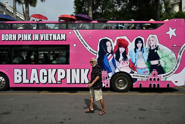 지난달 28일 베트남 하노이에 블랙핑크 콘서트를 홍보하는 버스가 서 있다. 하노이=AFP 연합뉴스