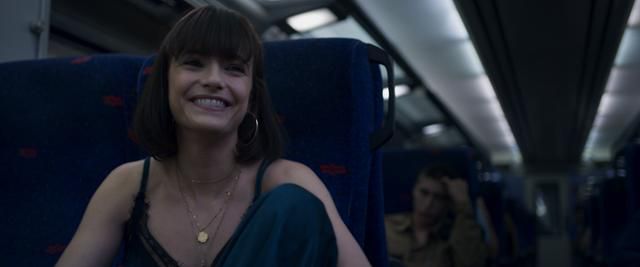 앨리스는 소피를 통근열차에서 처음 만난다. 우연인지 앨리스의 남편은 소피가 쓴 시나리오로 만들어질 영화에 출연을 고려하고 있다. 애플TV플러스 제공