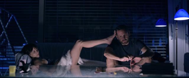 자유분방한 소피는 영화 속 내용처럼 앨리스의 남편 다비드를 유혹한다. 하지만 소피의 진심을 알기는 어렵다. 애플TV플러스 제공