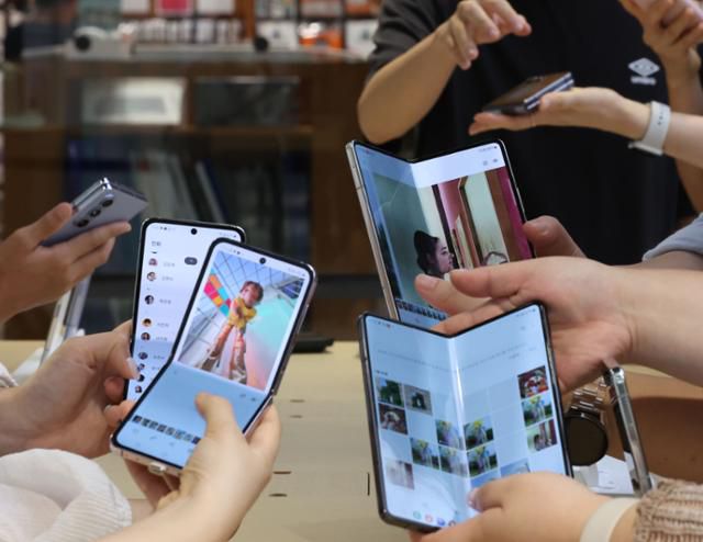 삼성전자 갤럭시 폴더블폰 Z플립5(왼쪽)와 Z폴드5(오른쪽) 사전예약 첫날인 1일 서울 영등포구 더현대서울 삼성스토어에서 사전예약 희망자들이 신제품을 체험해보고 있다. 뉴시스