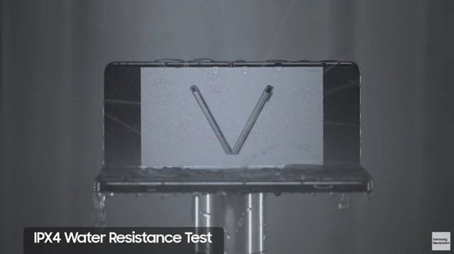 삼성전자가 자체적으로 시행한 갤럭시Z플립5, 갤럭시Z폴드5 테스트 장면. 삼성전자 제공