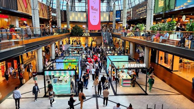 프랑스 파리의 웨스트필드(Westfield Les 4 Temps) 쇼핑몰에 위치한 ‘갤럭시 익스피리언스 스페이스’. 삼성전자 제공