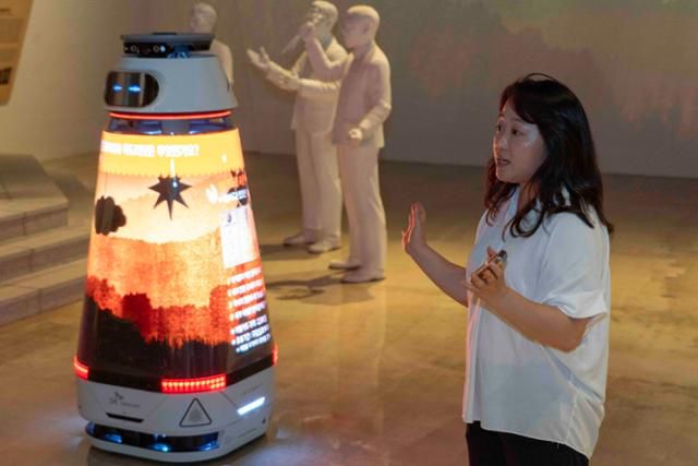 충남 천안시 독립기념관 체험 공간에서 방문객의 질문에 대답하고 있는 인공지능(AI) 미디어로봇. SKT 제공