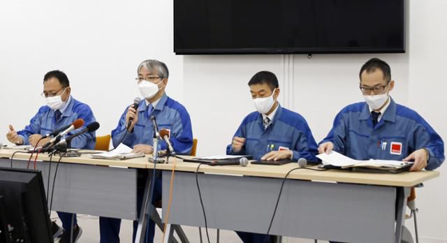 일본 도쿄전력 관계자들이 24일 오전 후쿠시마 제1원자력발전소 오염수(일본 정부 명칭 '처리수')의 해양 방류에 앞서 기자회견을 하고 있다. 도쿄=교도 연합뉴스
