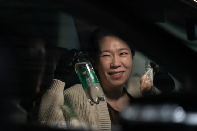 넷플릭스 오리지널 '더 글로리'에서 배우 염혜란이 연기한 강현남. 강현남은 문동은(송혜교)의 조력자다. 본인 역시 가정 폭력 피해자다. 넷플릭스 제공