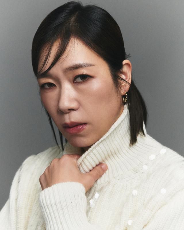 넷플릭스 시리즈 '마스크걸'에서 김경자를 연기한 배우 염혜란은 29일 서울 종로구에서 진행된 인터뷰에서 공감과 비판을 동시에 받는 인물로 연기하고 싶었다면서 모미의 딸 미모를 인질로 잡고 협박하면서도 인간적인 갈등을 느끼지 않는 캐릭터였다면, 나 역시 김경자가 싫었을 것이라고 말했다. 넷플릭스 제공