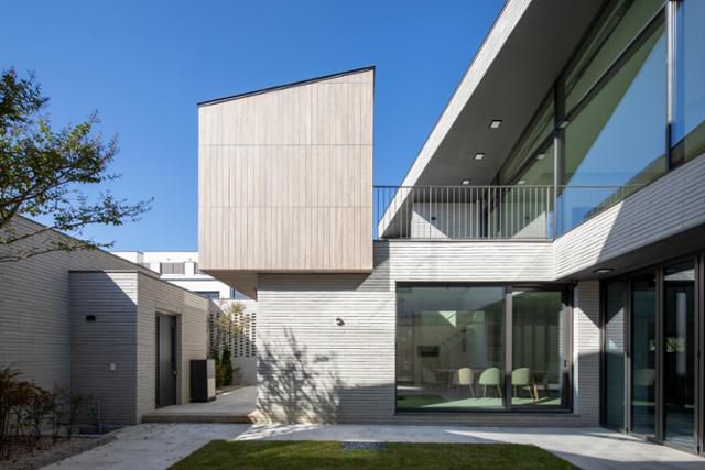 '다층적 공간'이라는 건축가의 설명을 오롯이 담은 풍경. 선과 면이 교차하며 만들어내는 레이어가 공간에 시각적 재미와 깊이를 불어넣는다. 김재윤 건축사진작가 제공