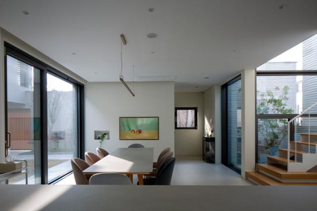 부엌과 연결된 넓은 다이닝 공간. 아내의 공간이자, 가족이 가장 많은 시간을 보내는 집의 중심이다. 김재윤 건축사진작가 제공