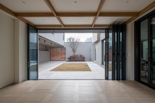 앞마당을 바라보는 대청. 편안하게 앉을 수 있는 좌식 공간으로 라운지, 다실, 온실 등으로 쓰임이 다양하다. 김재윤 건축사진작가 제공