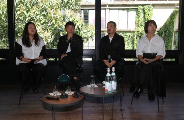이숙경(왼쪽부터) 큐레이터와 김지운 감독, 연상호 감독, 정다희 감독이 5일 오전 서울 종로구 복합문화공간 인사동 코트에서 '프라다 모드 서울' 기자회견을 하고 있다. 연합뉴스