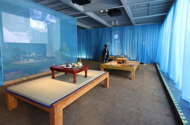 김지운 감독의 설치미술 '희미한 옛사랑의 그림자'. 평상을 오브제로 서울에서 사라진 것에 대한 아쉬움을 표현하고 있다. 연합뉴스