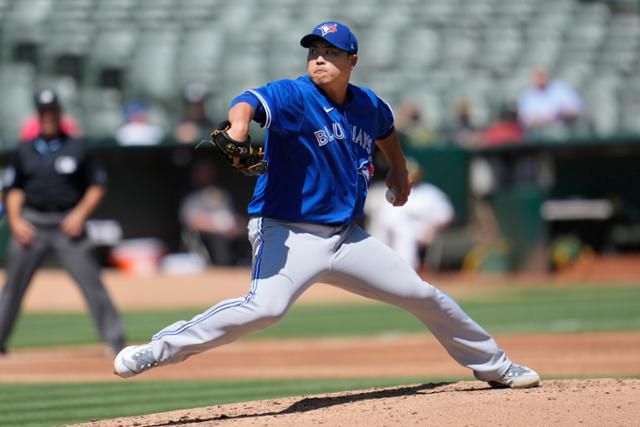 토론토 류현진이 7일 미국 캘리포니아주 오클랜드 콜리시엄에서 열린 메이저리그 오클랜드와 원정 경기에 선발 등판해 역투하고 있다. 오클랜드=AP 연합뉴스