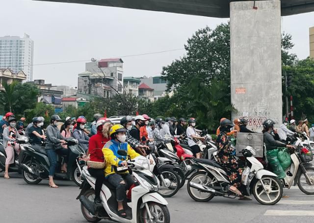 1일 베트남 하노이의 도로에 오토바이 수십 대가 신호를 기다리고 있다. 대기오염이 심각한 탓에 코로나19가 끝나도 시민들은 마스크를 벗지 않는다. 하노이=허경주 특파원