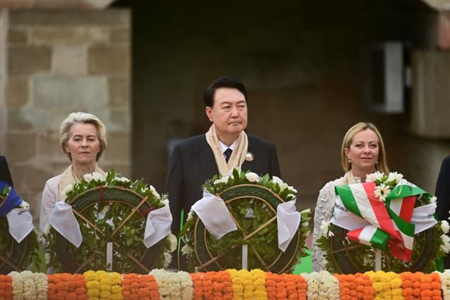 윤석열 대통령이 10일 뉴델리 마하트마 간디 추모공원인 라즈가트를 방문해 각국 정상들과 함께 헌화하고 있다. 뉴델리=서재훈 기자