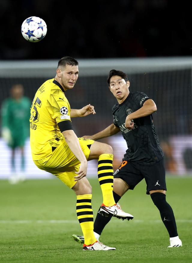 파리생제르맹(PSG)의 이강인이 20일 프랑스 파리의 파르크 데 프랭스에서 열린 2023~24시즌 유럽축구연(UEFA) 챔피언스리그 F조 조별리그 1차전 도르트문트(독일)와 경기에서 후반 교체 투입돼 그라운드를 밟았다. PSG는 도르트문트에 2-0으로 승리했다. EPA 연합뉴스