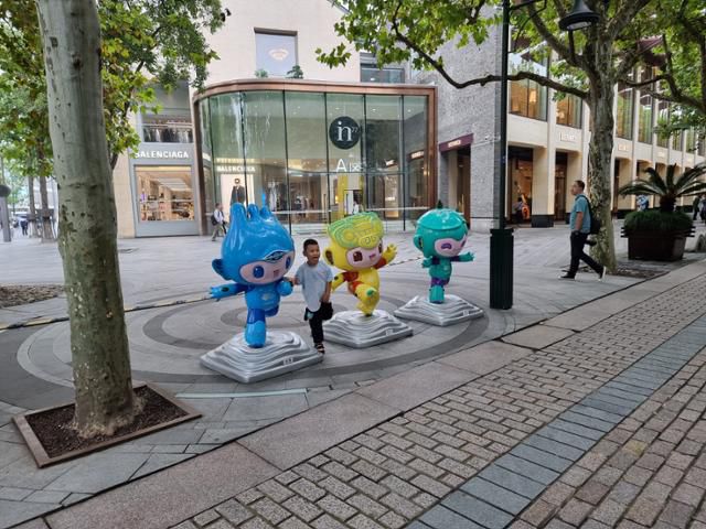 한 어린이가 마스코트 앞에서 기념촬영을 하고 있다. 항저우=김지섭 기자