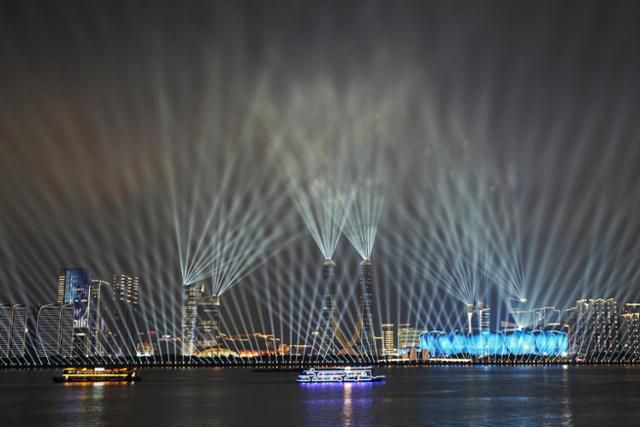 21일 항저우 올림픽 스포츠센터 스타디움을 배경으로 화려한 라이트 쇼가 펼쳐지고 있다. 항저우=로이터 연합뉴스