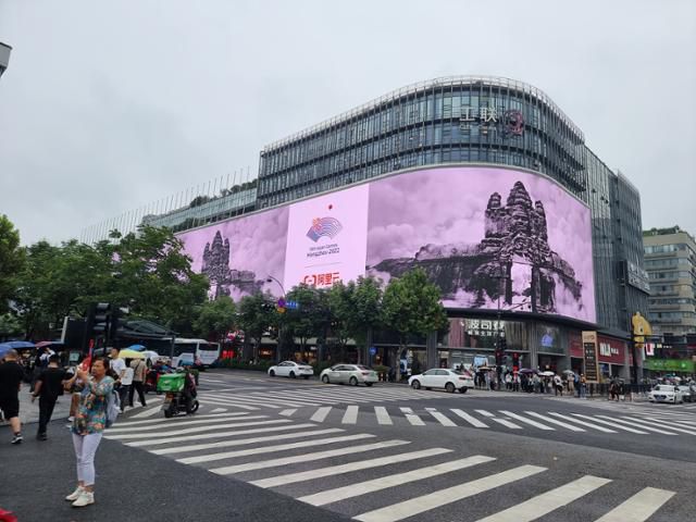 서호 주변 건물의 대형 화면에 상영되고 있는 아시안게임 홍보 영상. 항저우=김지섭 기자