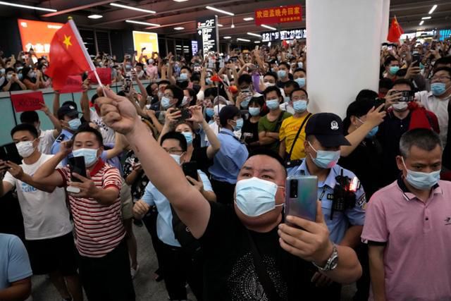 2021년 9월 25일 중국 광둥성 선전 바오안 국제공항에서 수백 명의 시민들이 멍완저우 화웨이 부회장의 귀국을 환영하고 있다. 선전=AP 연합뉴스