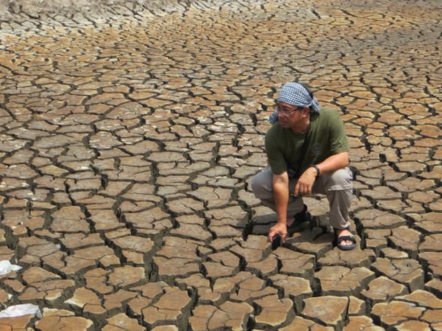 베트남에 극심한 가뭄이 찾아왔던 2016년, 기후 환경학자인 레안투안 껀터대 교수가 껀터시에서 말라버린 저수지를 확인하고 있다. 레안투안 교수 제공