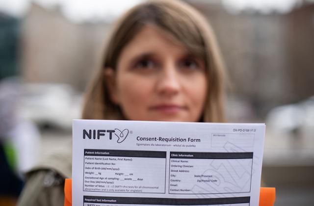 폴란드 바르샤바에서 한 여성이 산전 검사 '니프티'(NIFTY) 검사 결과지를 들어보이고 있다. 병원이 산모의 혈액을 채취해 BGI 연구소로 보내면 태아의 기형 여부 등이 적힌 결과지를 받아볼 수 있다. 바르샤바=로이터 연합뉴스